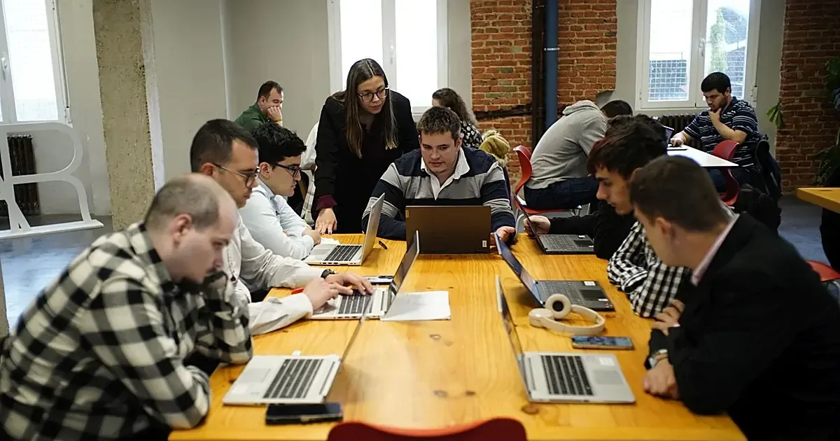 Innovador programa en Madrid busca mejorar la integración laboral de personas autistas, ofreciendo soporte y capacitación personalizada.