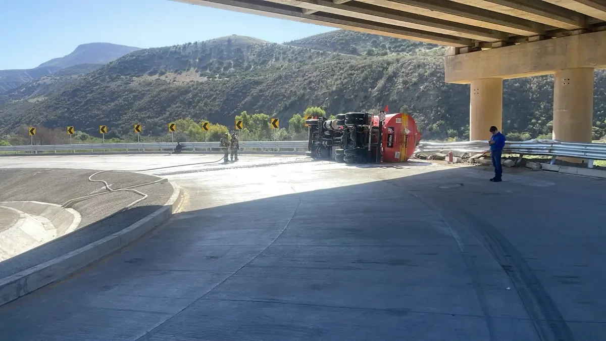 El accidente en Tijuana no dejó heridos y se activó un protocolo de seguridad para evitar derrames.