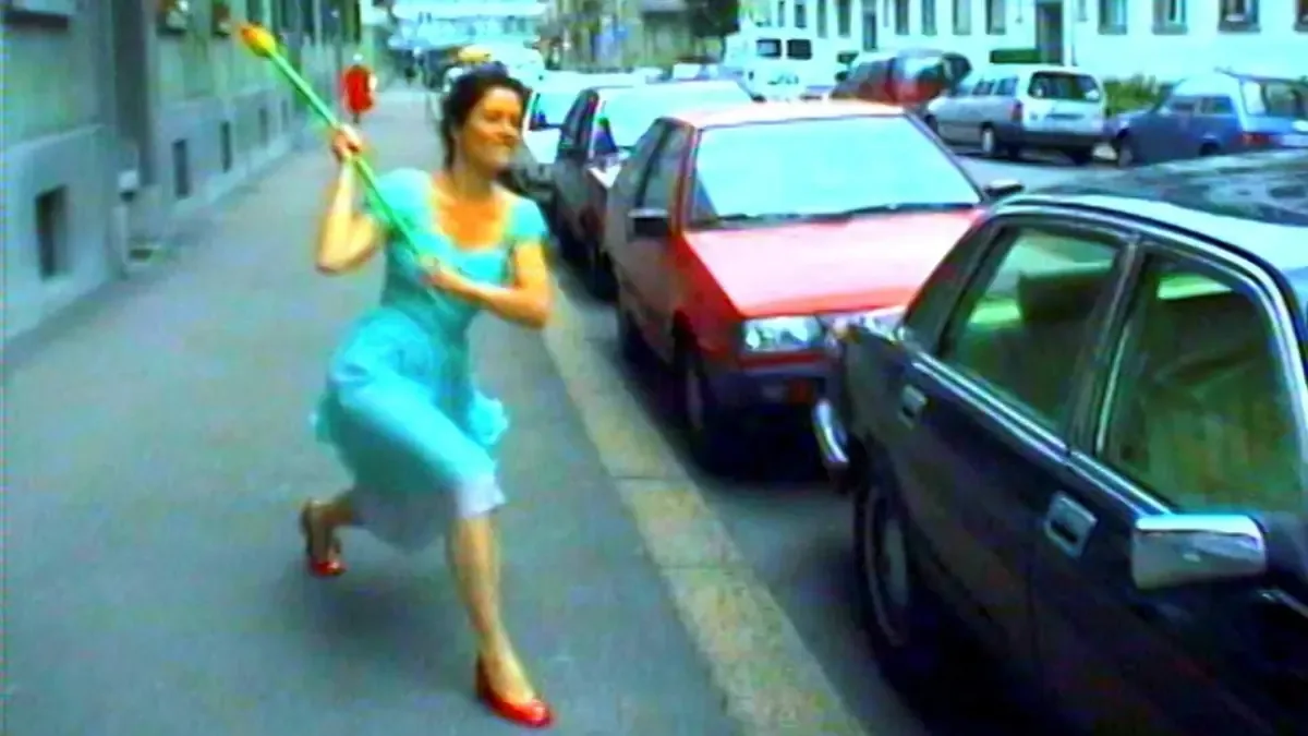 La artista suiza Pipilotti Rist muestra su obra emblemática, que celebra la conexión entre el cuerpo y la tecnología.