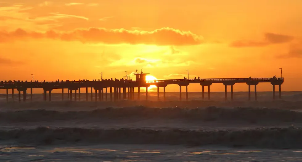 Playa contaminada de Santa Monica Pier, la más afectada en California.