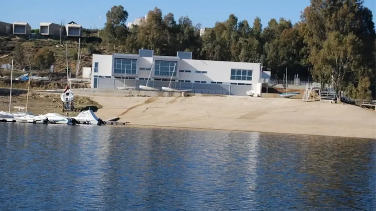 Este refugio en Badajoz se destaca por ofrecer una experiencia refrescante en verano.