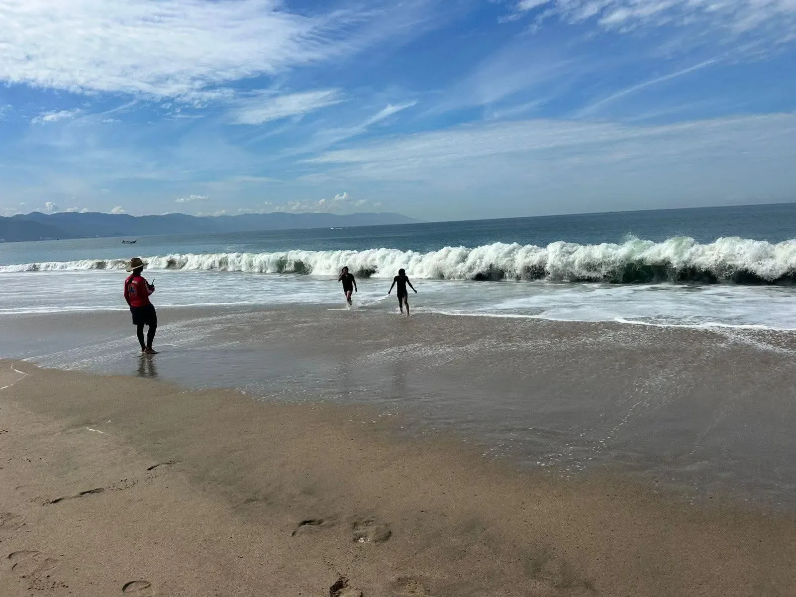 Playa de Puerto Vallarta con bandera roja izada por condiciones peligrosas.
