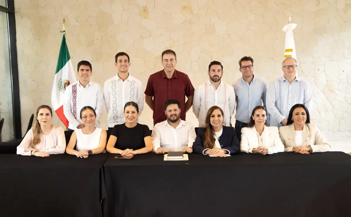 La alcaldesa destaca la colaboración entre autoridades para combatir el sargazo y sus efectos en el turismo.