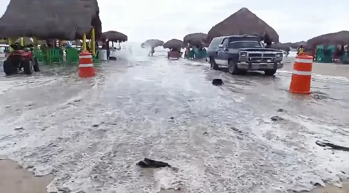 Turistas ignoraron las advertencias y se acercaron al mar, poniendo en riesgo su seguridad.