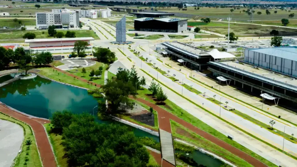 Plaza del Polo de Desarrollo en San José Chiapa, sin avances visibles hasta 2026.