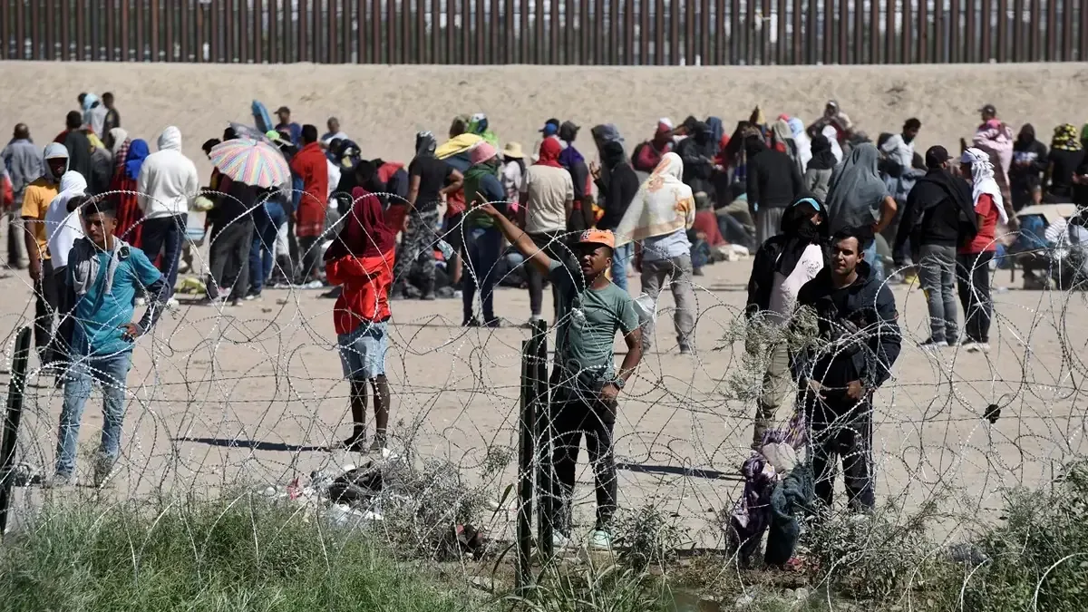 Un informe revela un aumento significativo de migrantes indocumentados en los Estados Unidos y su impacto en la política migratoria.