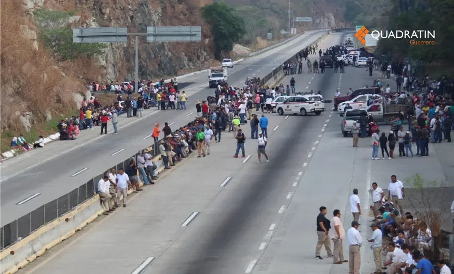Pobladores de Guerrero protestan en la Autopista del Sol para frenar avances autodefensivos.