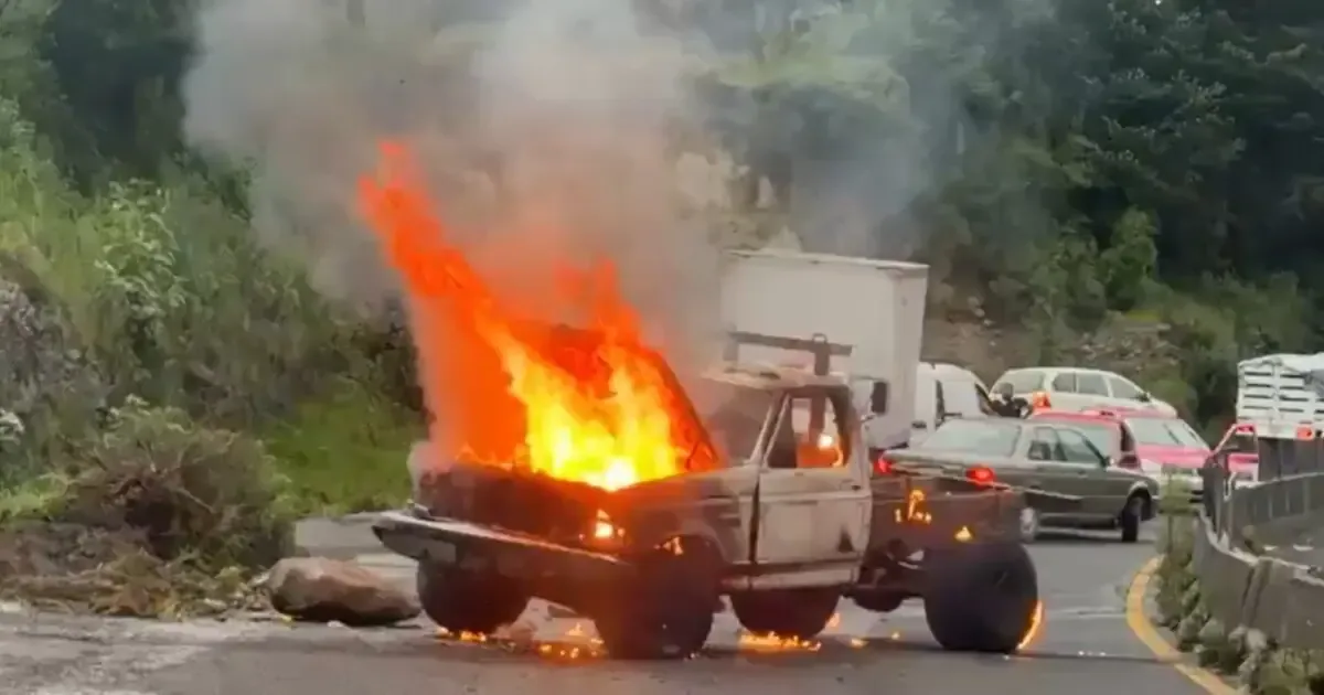 La comunidad bloquea la México-Toluca y quema vehículos para exigir acción de las autoridades.