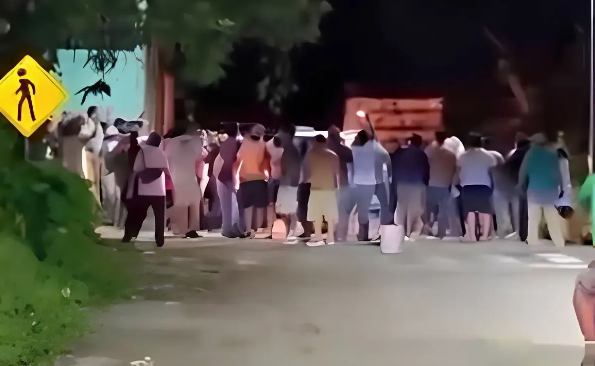 La comunidad mostró su indignación tras el hallazgo de las víctimas y la rápida reacción policial.