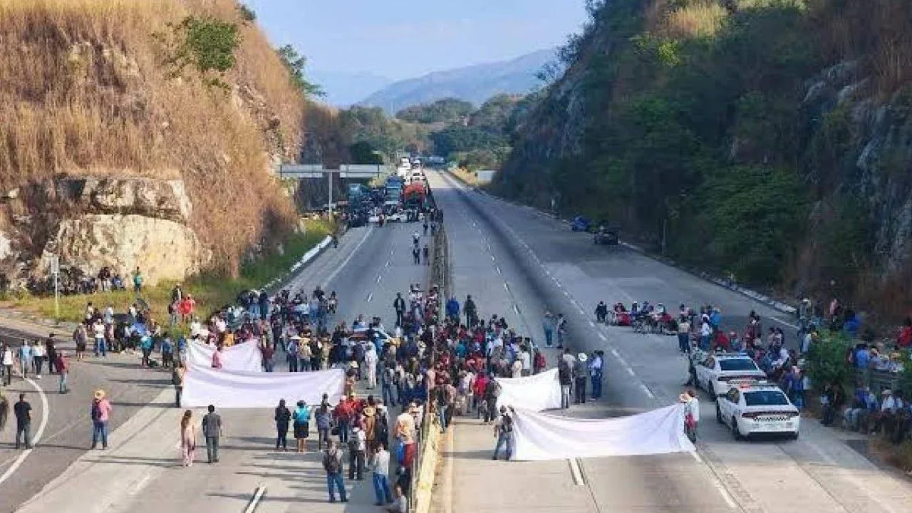 Pobladores mantienen el bloqueo en la Autopista del Sol en Guerrero.