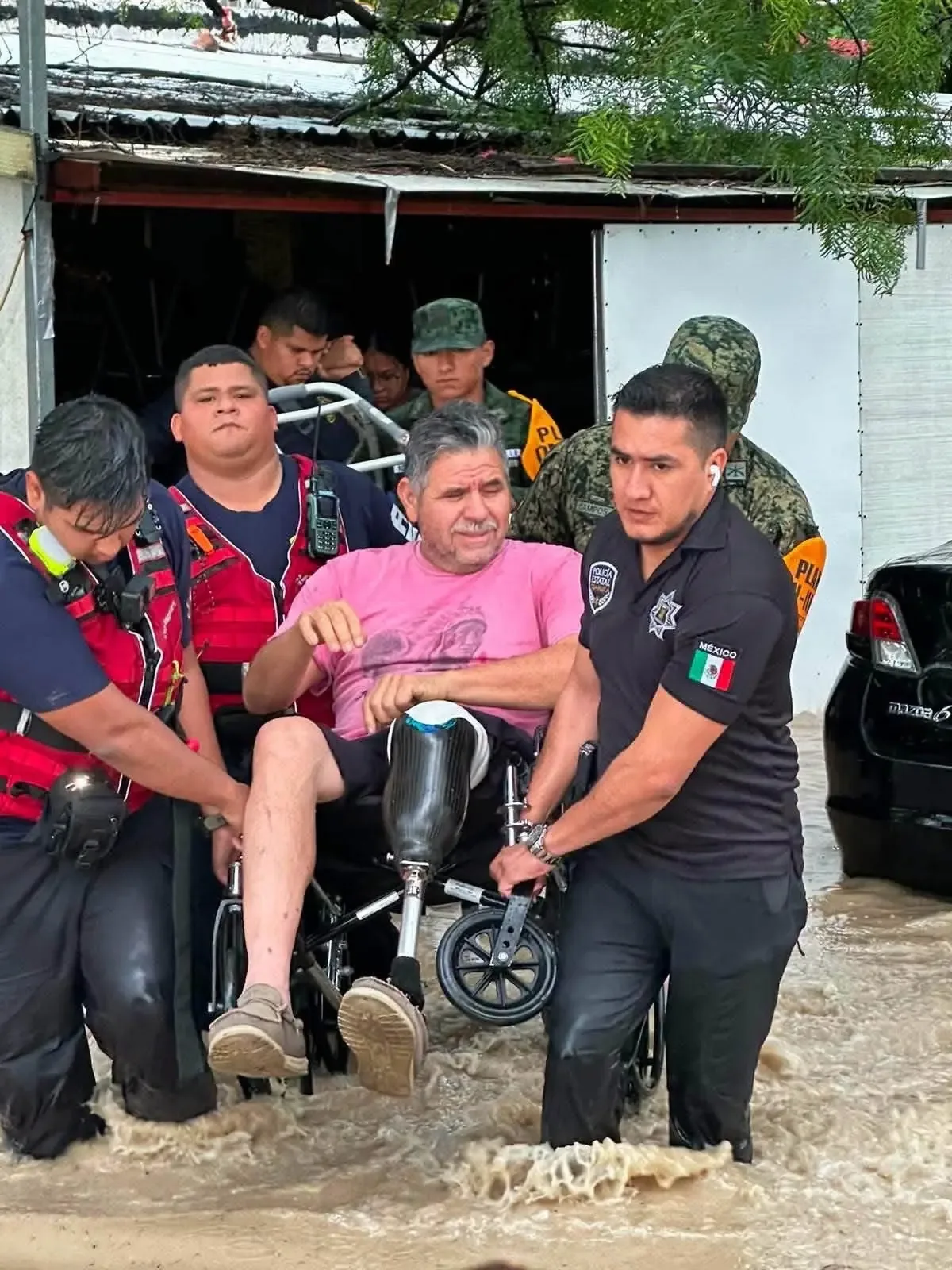 La Policía Civil realiza labores de apoyo ante las lluvias que causaron inundaciones en la ciudad.