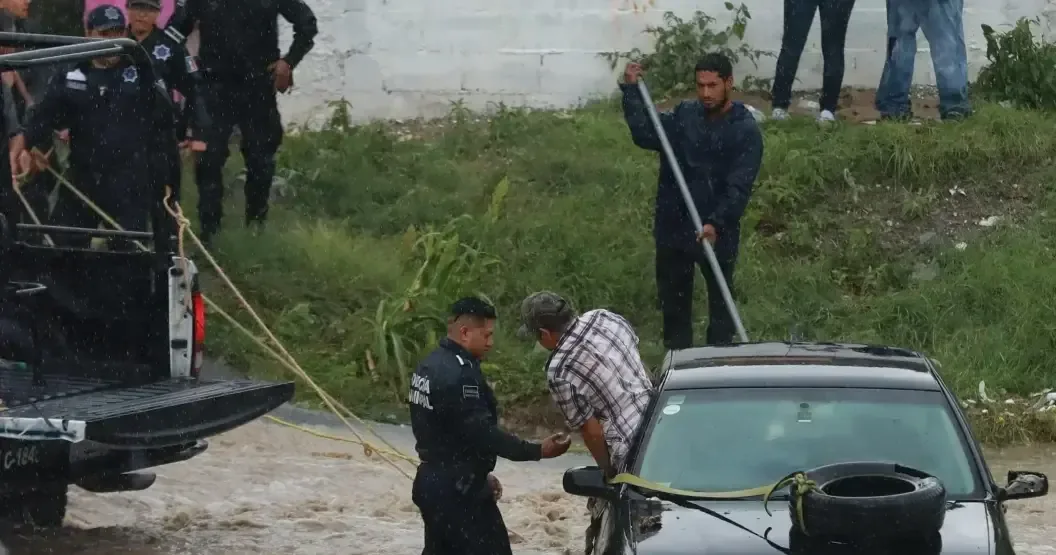 La oportuna intervención de la Policía Municipal salvó la vida de un automovilista durante fuertes lluvias en la ciudad.