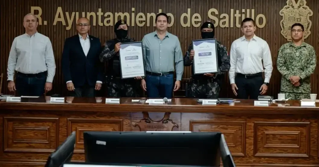 El alcalde Javier Díaz destacó la valentía de los oficiales durante una reunión de seguridad.