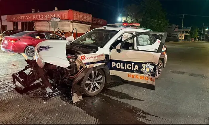 Un oficial resultó herido y un poste de luz fue derribado tras el choque en la colonia Balderrama.