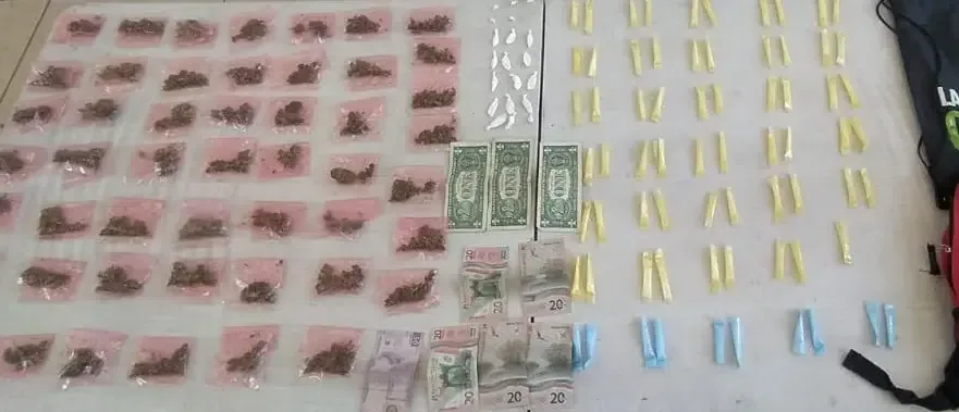 Dos personas fueron arrestadas tras la incautación de más de 130 envoltorios de drogas en Nogales.