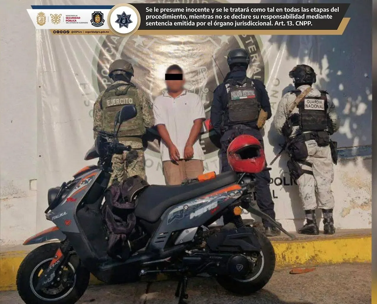 Policía Estatal durante la intervención en Acapulco, asegurando objetos ilícitos.