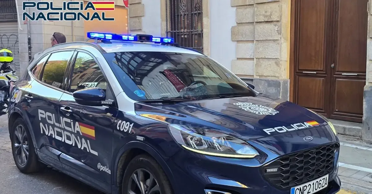 La rápida intervención policial permitió que una niña evitara una caída mortal en el centro de Granada.