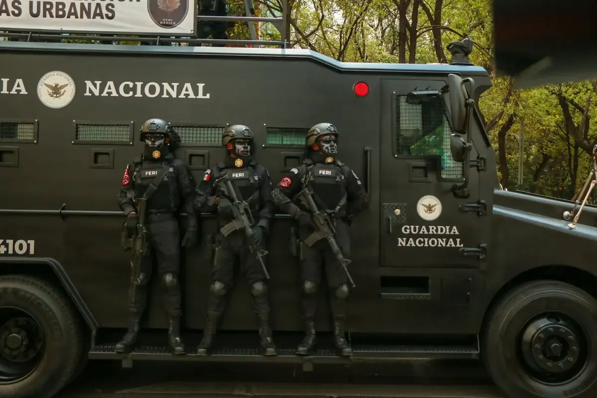 Un elemento de la Policía SWAT fue trasladado al hospital después de un accidente que involucró un vehículo particular.
