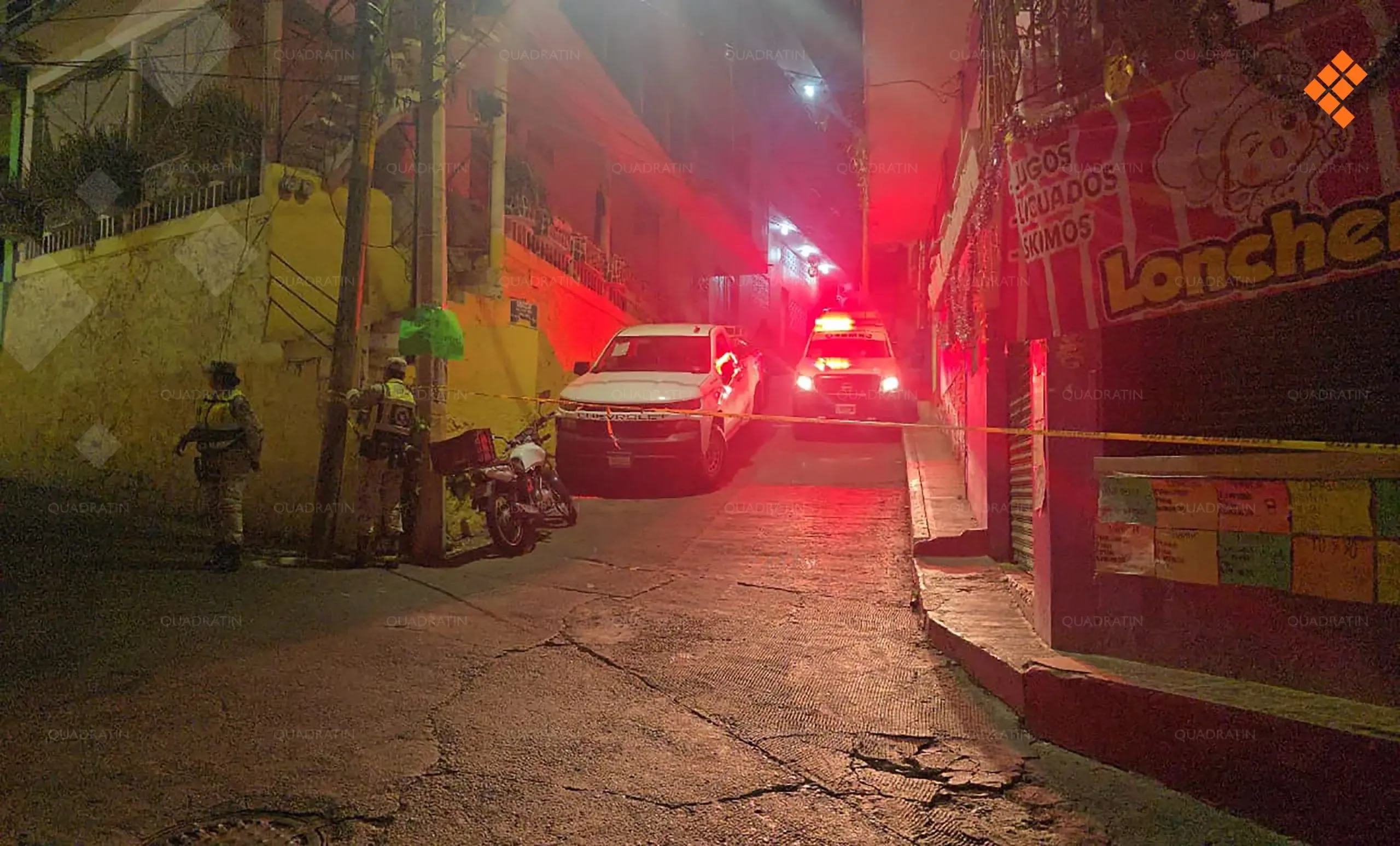 Policías acordonan la escena del crimen en el barrio de La Guinea, Acapulco.