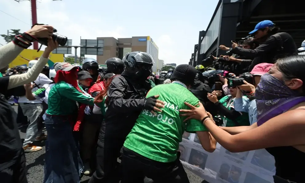 El incidente ocurrió durante una protesta relacionada con desaparecidos, generando demandas de justicia y disculpas oficiales.