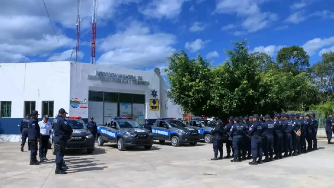 Policías auxiliares expresan su inconformidad durante una protesta en Lázaro Cárdenas.
