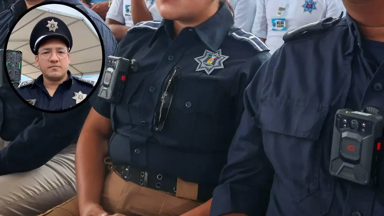 Policías de Benito Juárez muestran sus cámaras de solapa durante su servicio.