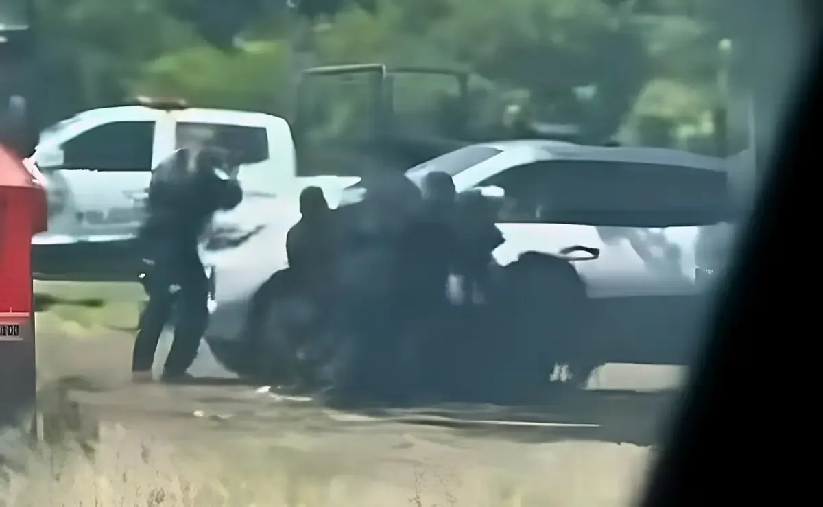 Un conductor fue golpeado por policías tras negarse a pagar "la cuota" en la carretera Apatzingán-Buenavista.