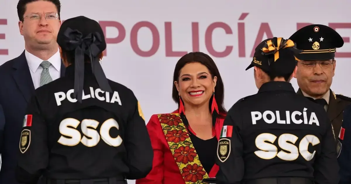 La jefa de Gobierno reconoció el desempeño de los policías durante el evento deportivo con un bono extraordinario.