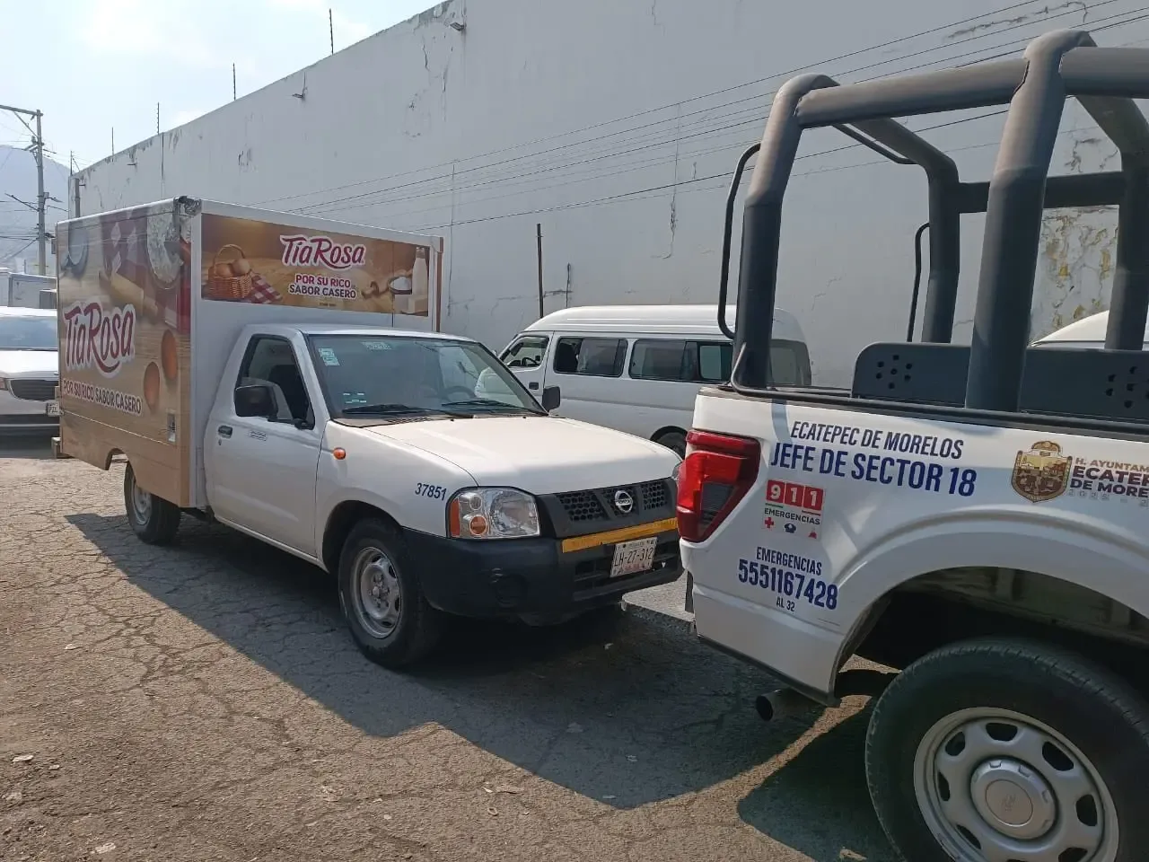 Policías de Ecatepec en acción durante la recuperación de una camioneta robada.