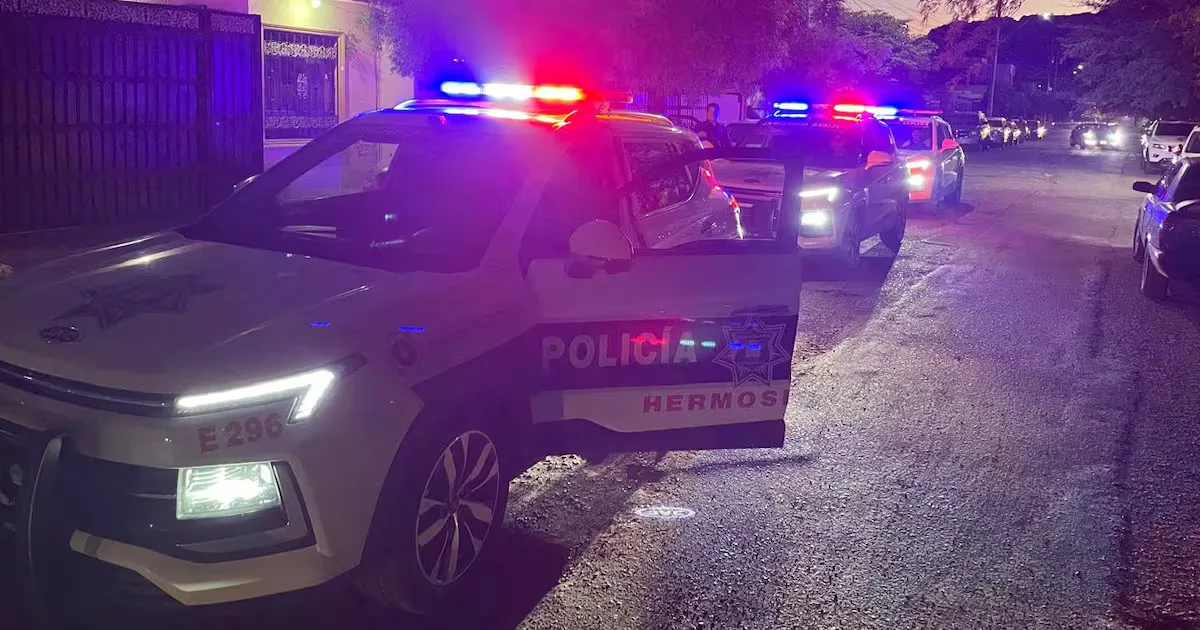 "Policías de Hermosillo realizan una detención por posesión de arma y drogas."