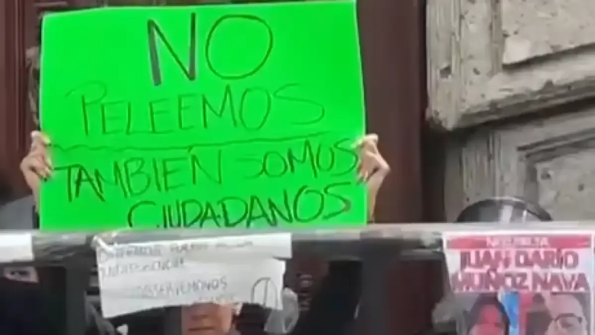 La Policía de Jalisco promueve la paz durante una manifestación por el agua en Guadalajara.