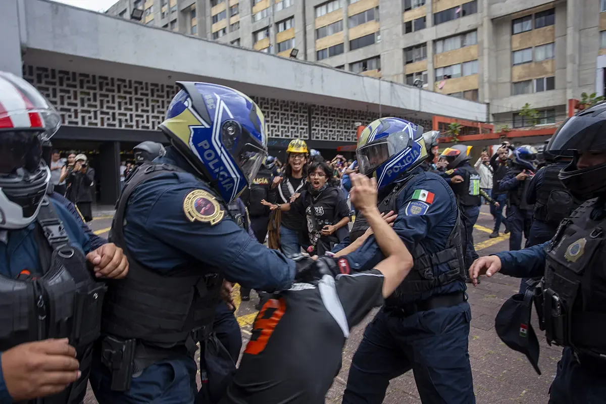 La acción policial coincide con el aniversario de la masacre estudiantil y desata denuncias de agresiones contra la prensa.