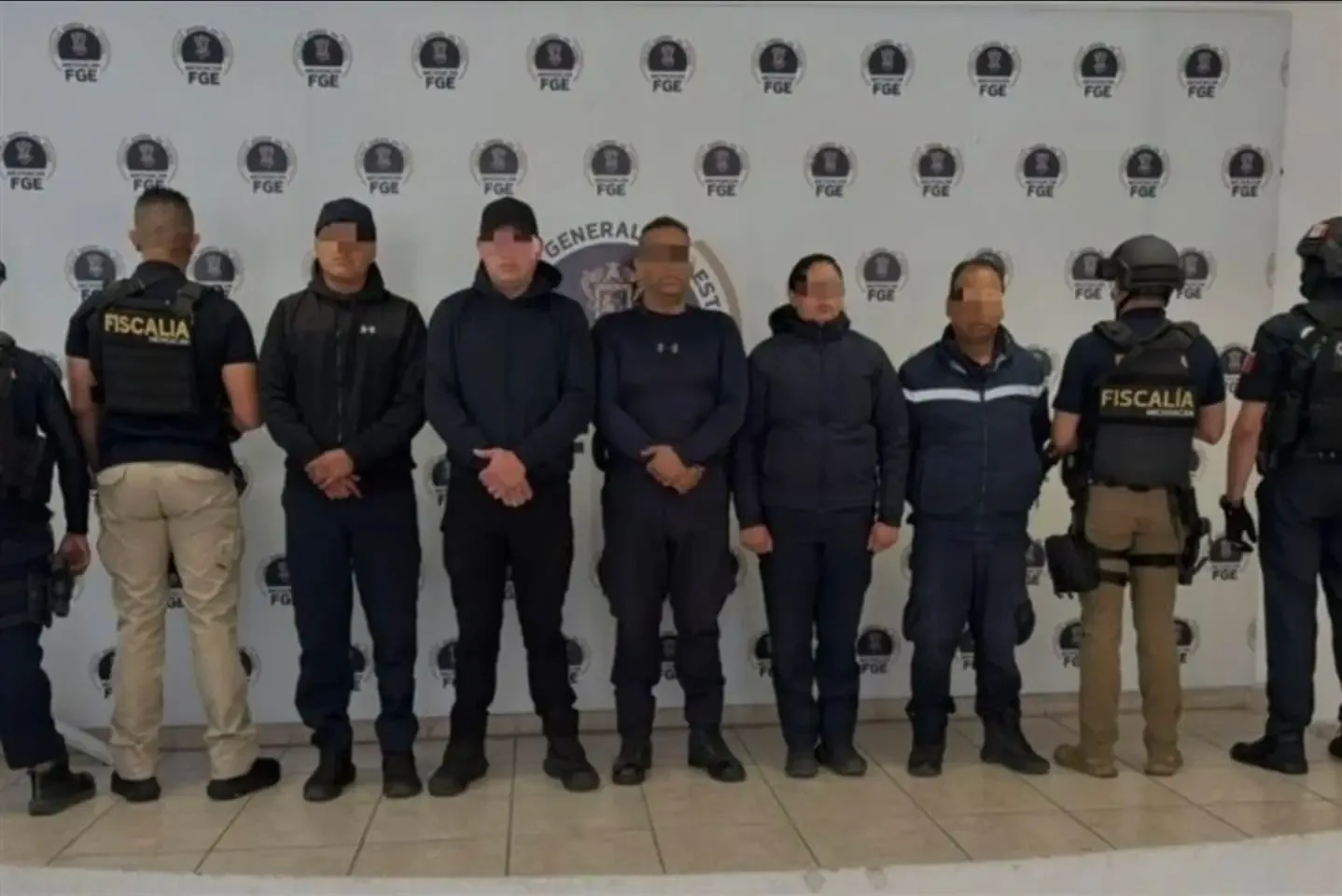 Policías de Michoacán detenidos por extorsión tras operativo conjunto.