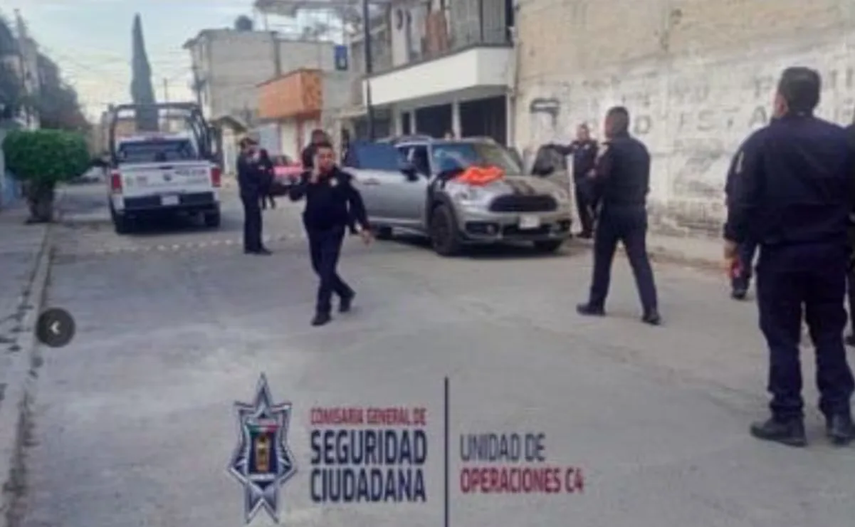 Policías de Nezahualcóyotl localizando un Mini Cooper robado en Ciudad Lago.