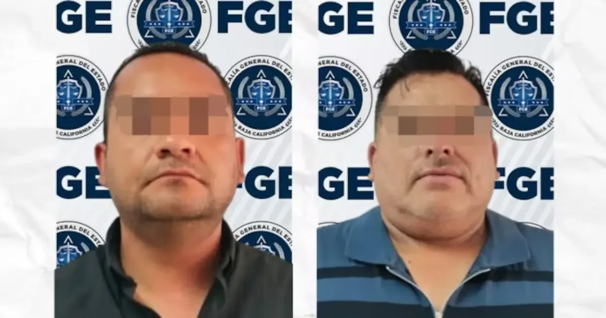 Dos agentes enfrentan cargos mientras continúa la investigación del caso.