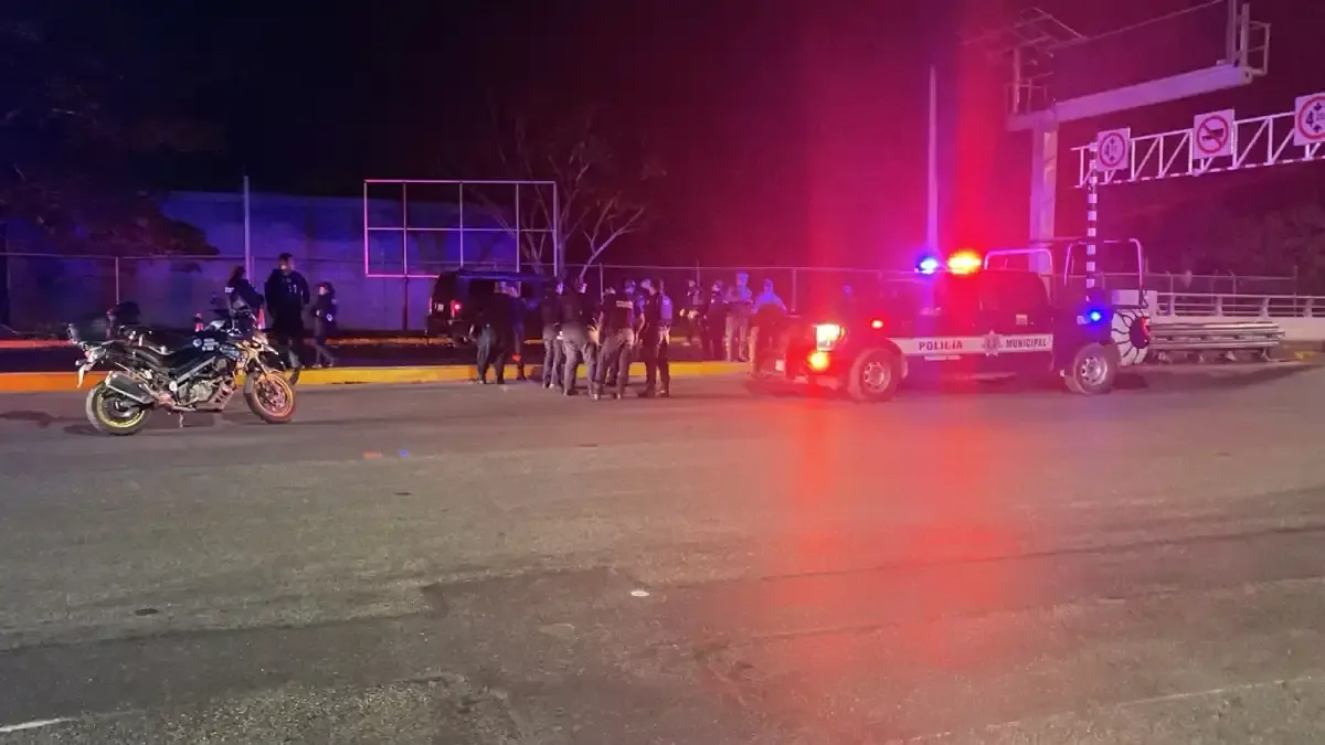 La persecución por la negativa a detenerse culminó en un accidente y la detención de tres hombres.