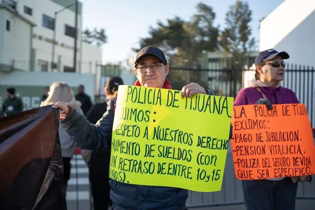 Policías jubilados y familiares durante la manifestación frente a Claudia Sheinbaum.