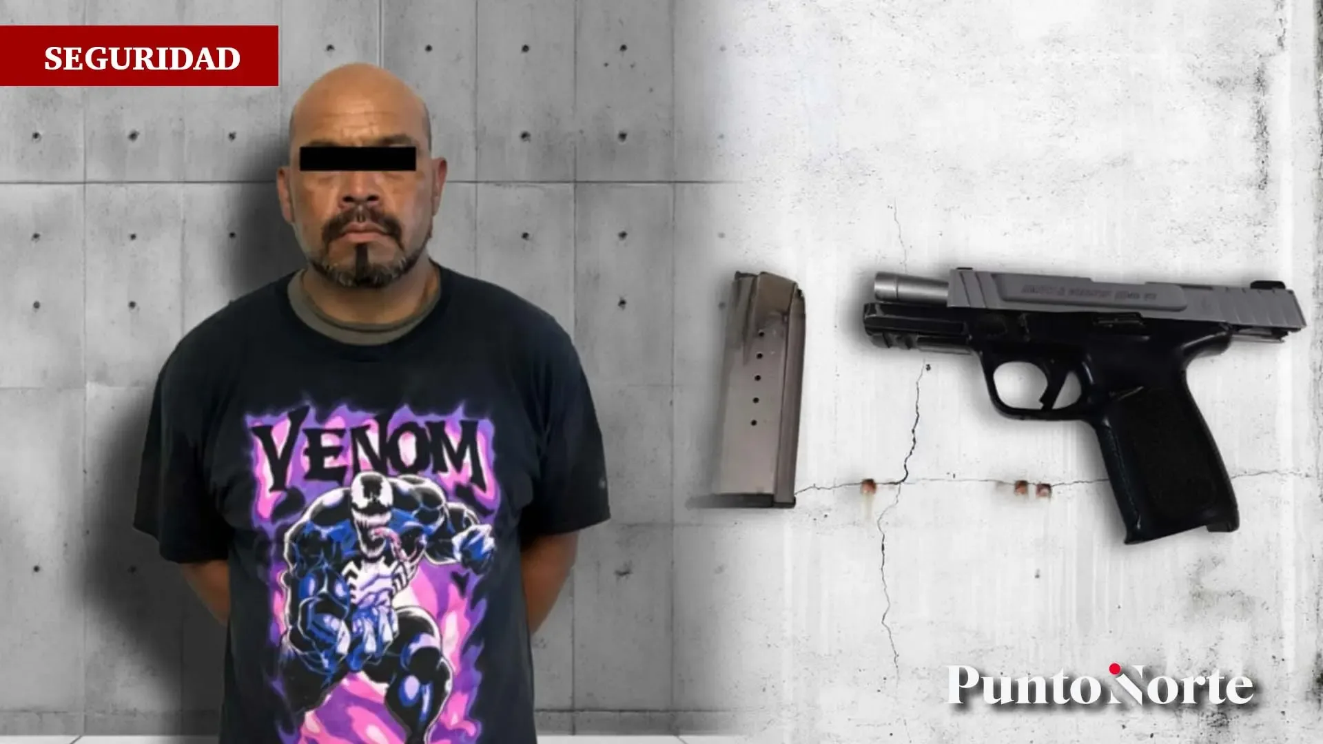 Policías muestran el arma confiscada durante la detención en Tijuana.