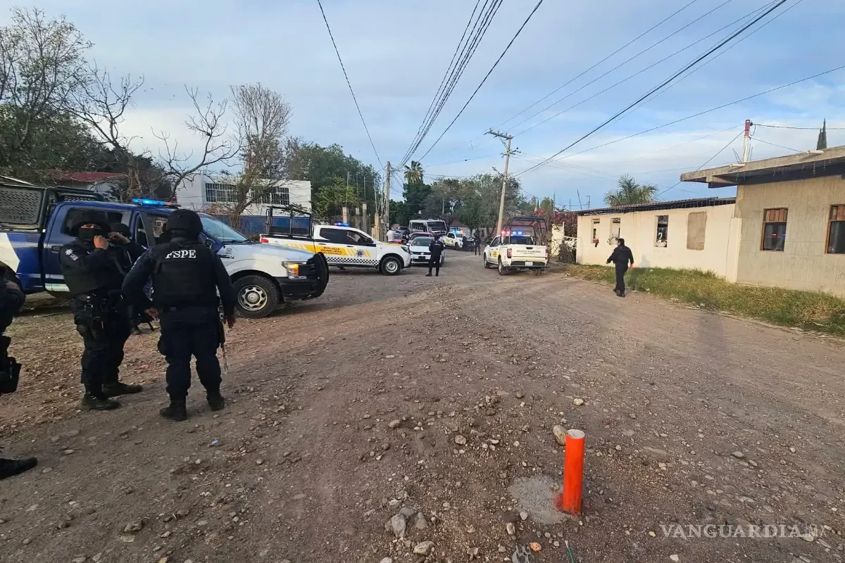 Policías y equipos de emergencia en el lugar del ataque en Salamanca, Guanajuato.