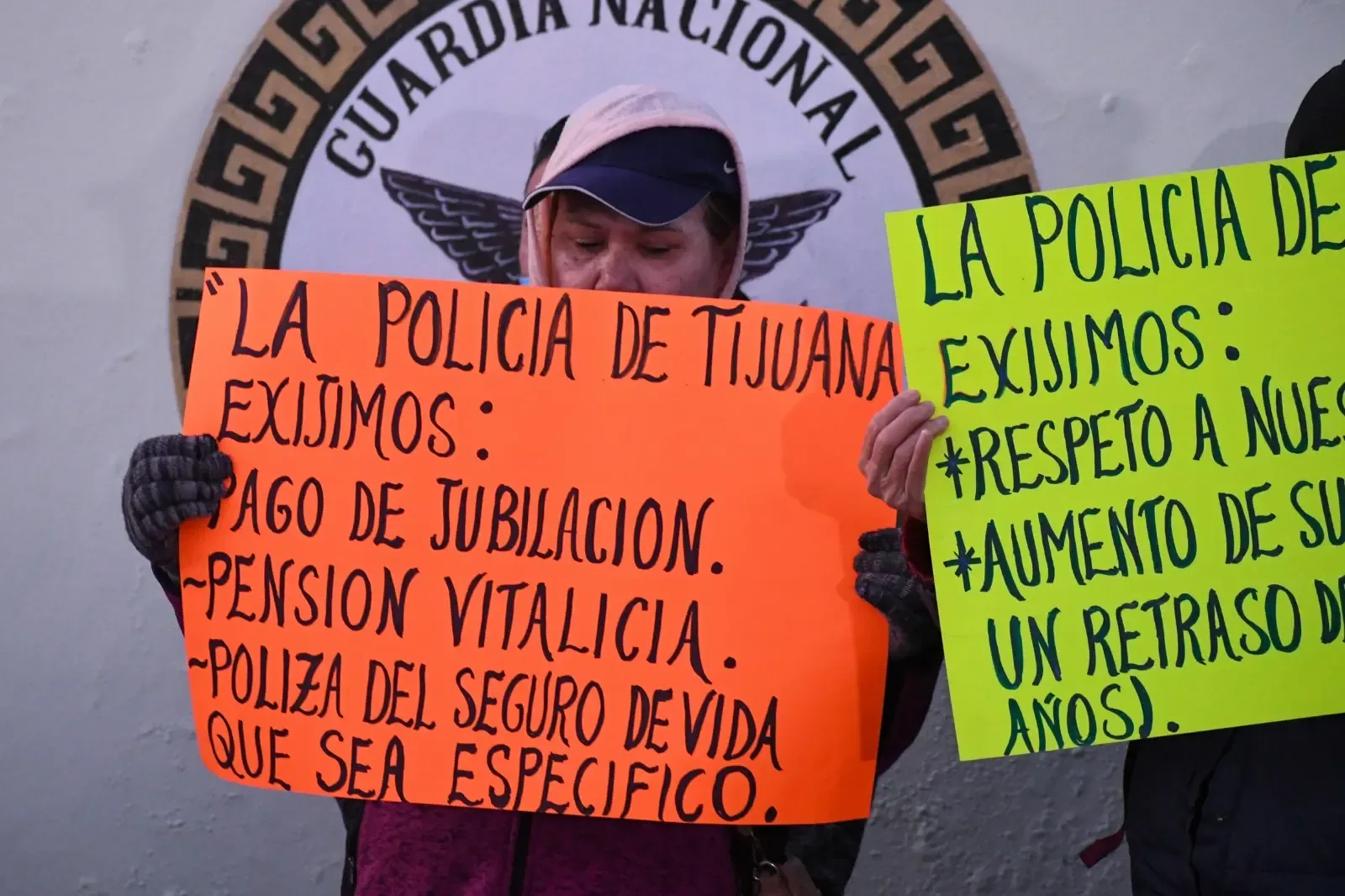 Policías y familiares de agentes caídos exigen apoyo en Tijuana.