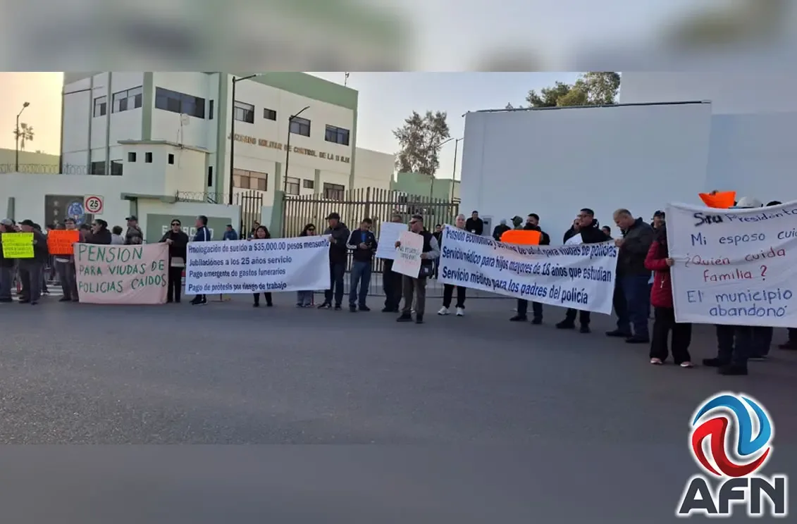 Policías y familiares protestan pidiendo justicia social en Tijuana.