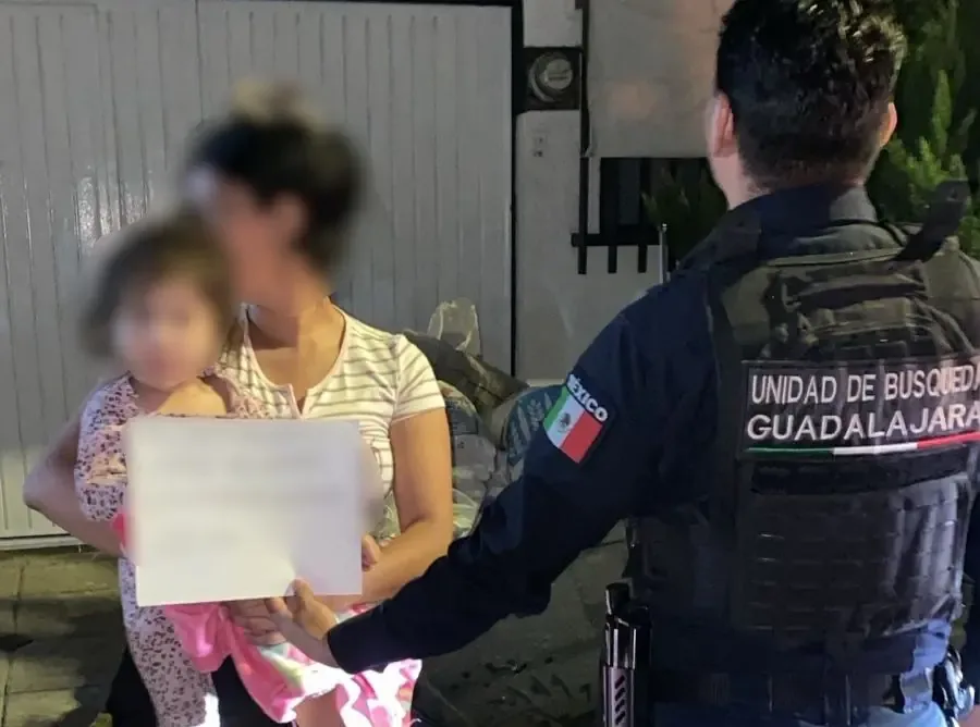 Agentes de la Policía Municipal evitaron una posible tragedia al resguardar a una menor de edad.
