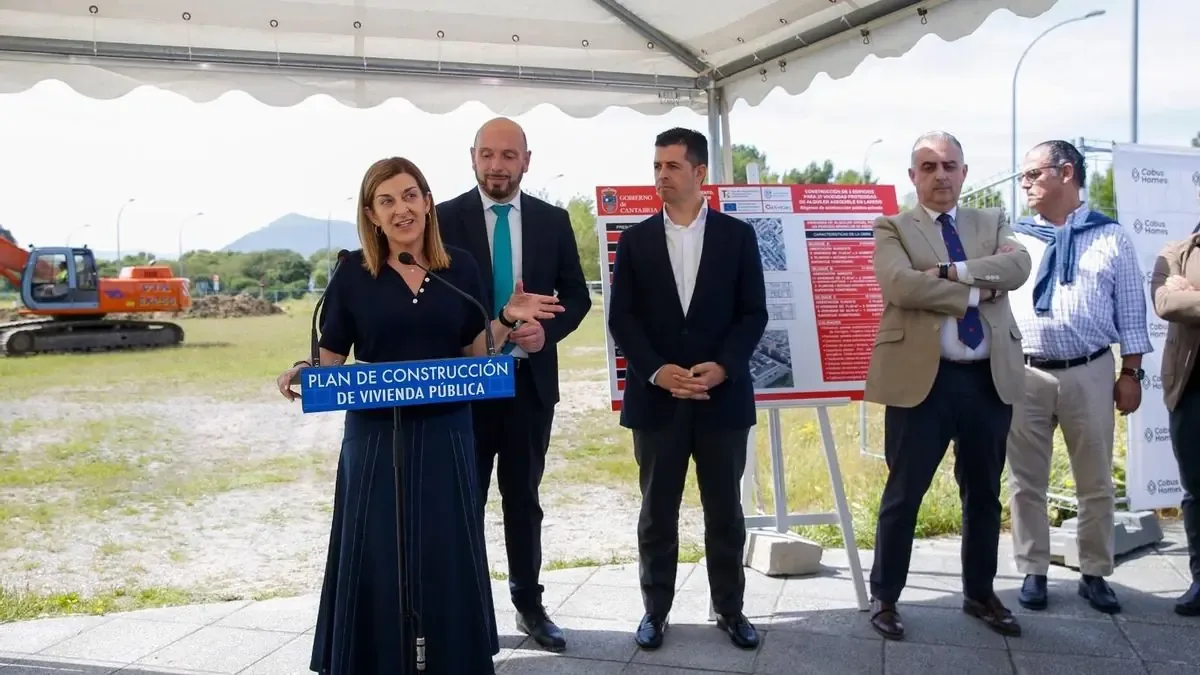 La presidenta del Gobierno de Cantabria, María José Sáenz de Buruaga, no invitó al delegado del Gobierno a la inauguración de 37 viviendas.
