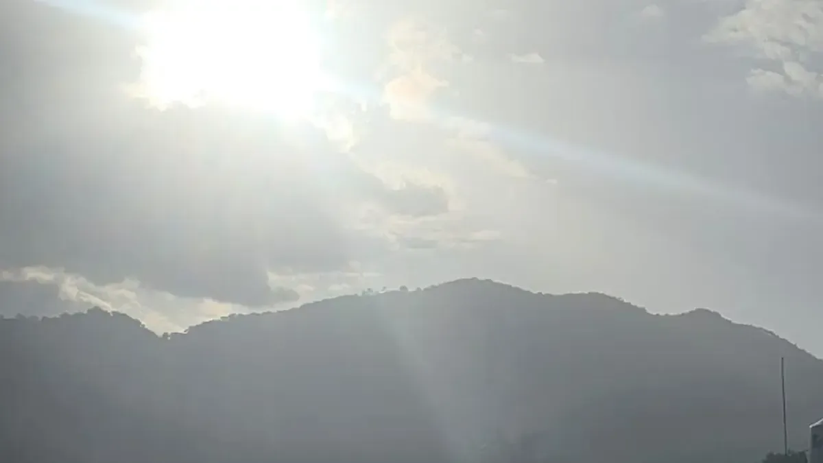 El polvo del Sahara provoca cambios visibles en el ambiente de Coalcomán, generando cielos brumosos y atardeceres coloridos.