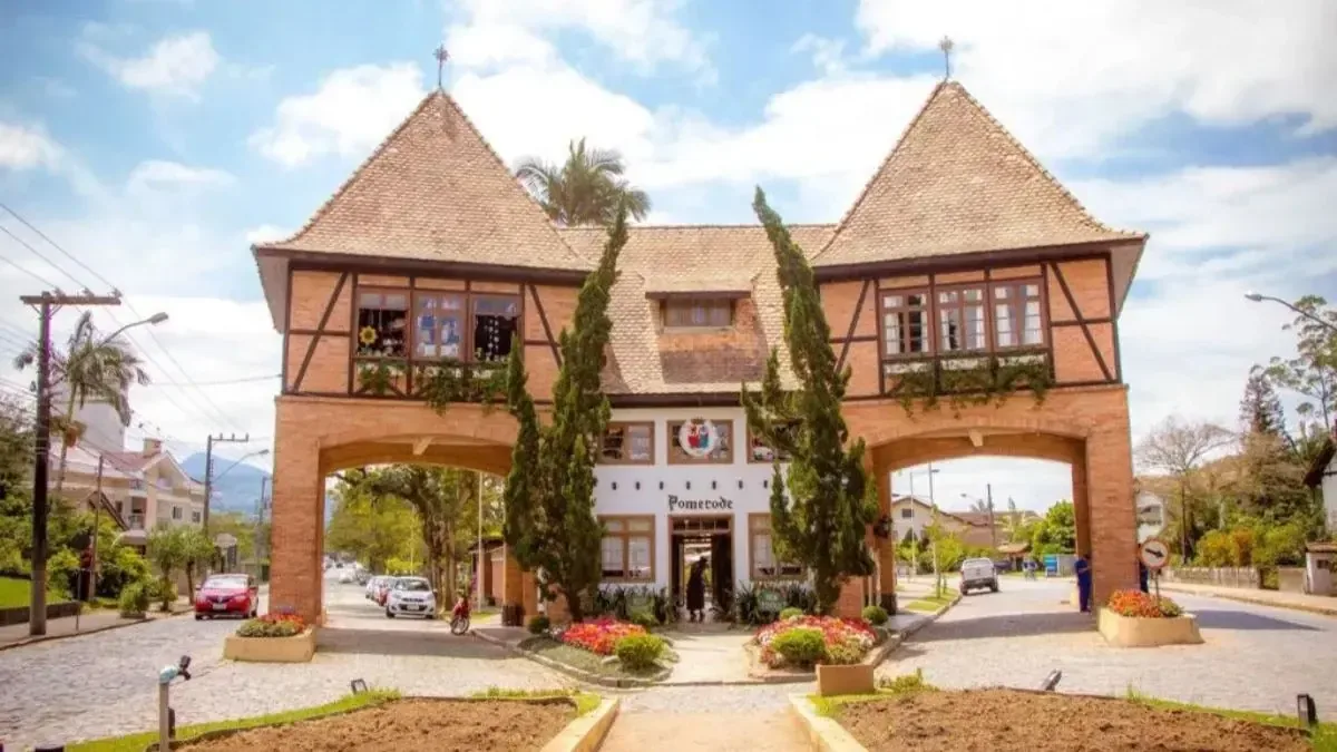 Pomerode, reconocida por su cultura y gastronomía, destaca por su ruta arquitectónica y festivales tradicionales.