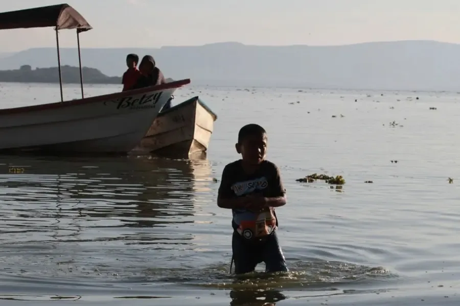 La salud de 3,400 niños en la ribera de Chapala está en riesgo por condiciones ambientales.