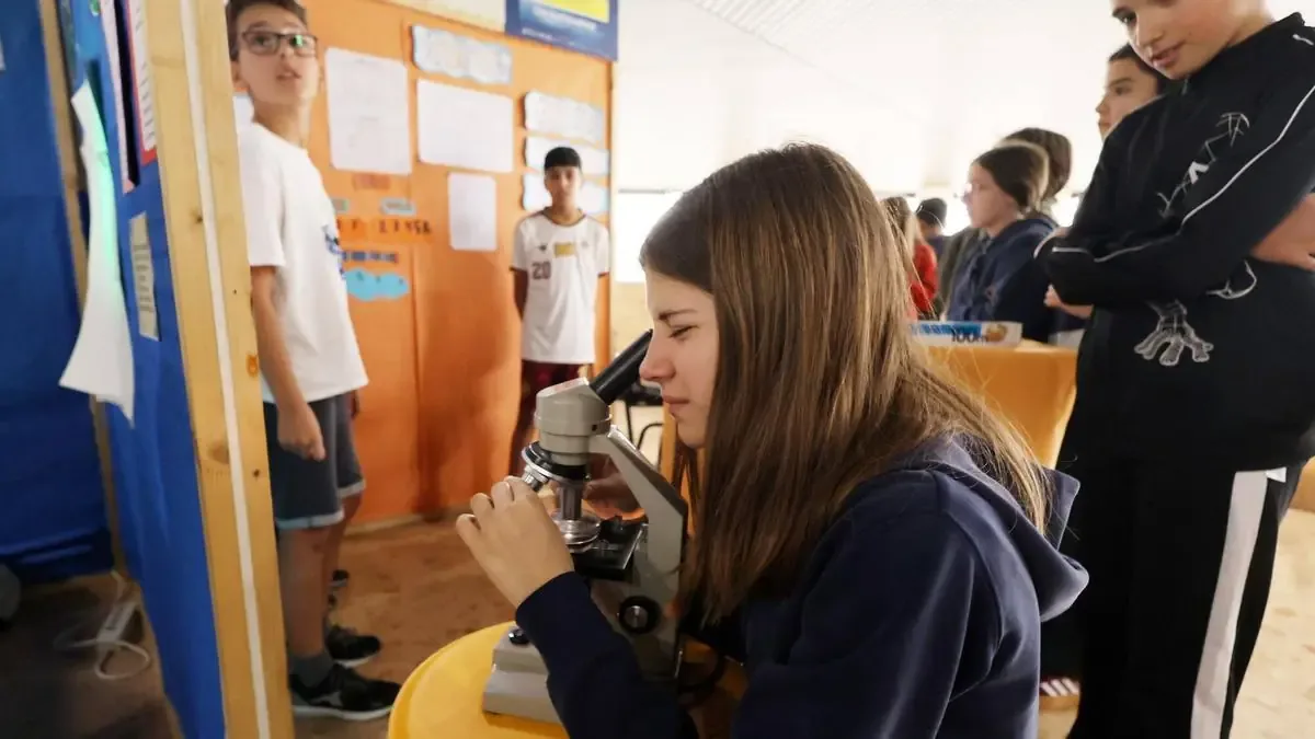 Niños exponen investigaciones en un evento que promueve la ciencia desde la educación básica.