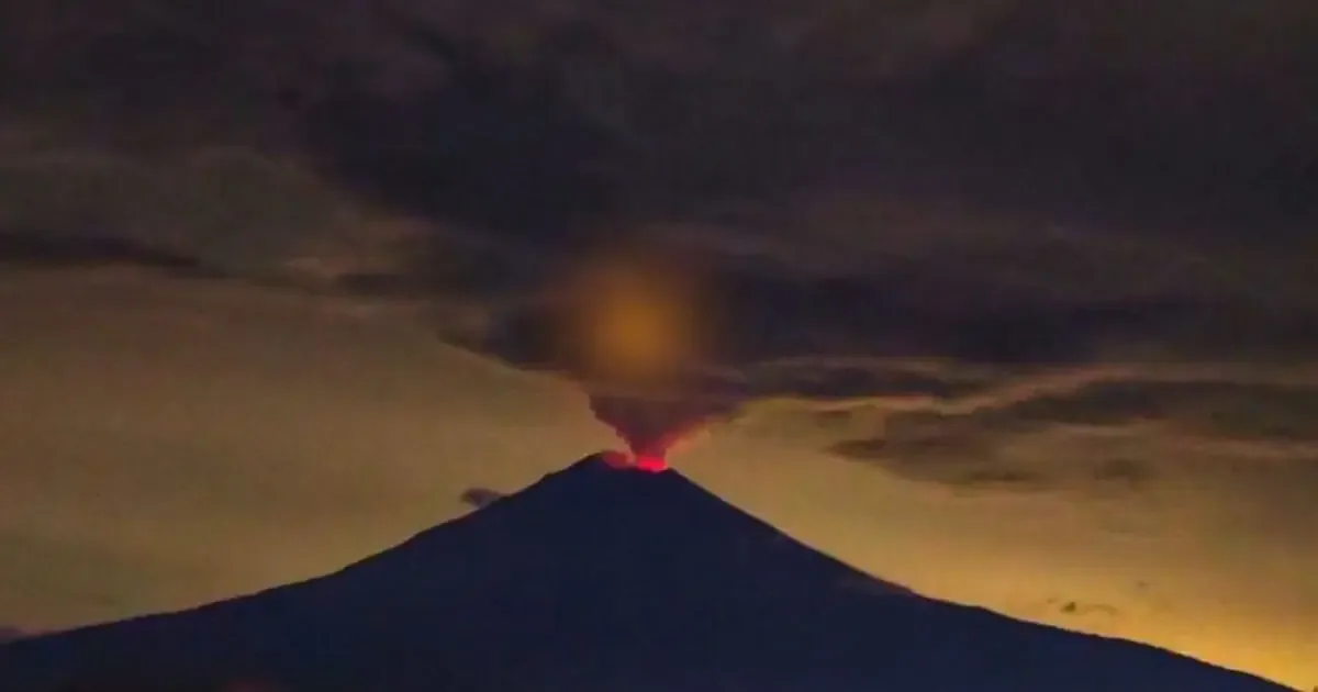 La actividad del volcán Popocatépetl genera alerta por posible caída de ceniza en varias entidades.