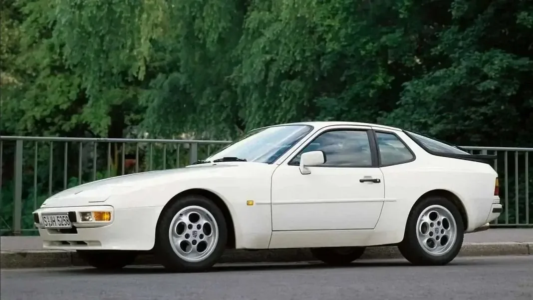 Un Porsche 944 Turbo con una historia excepcional se ofrece sin precio mínimo, atrayendo la atención de coleccionistas.