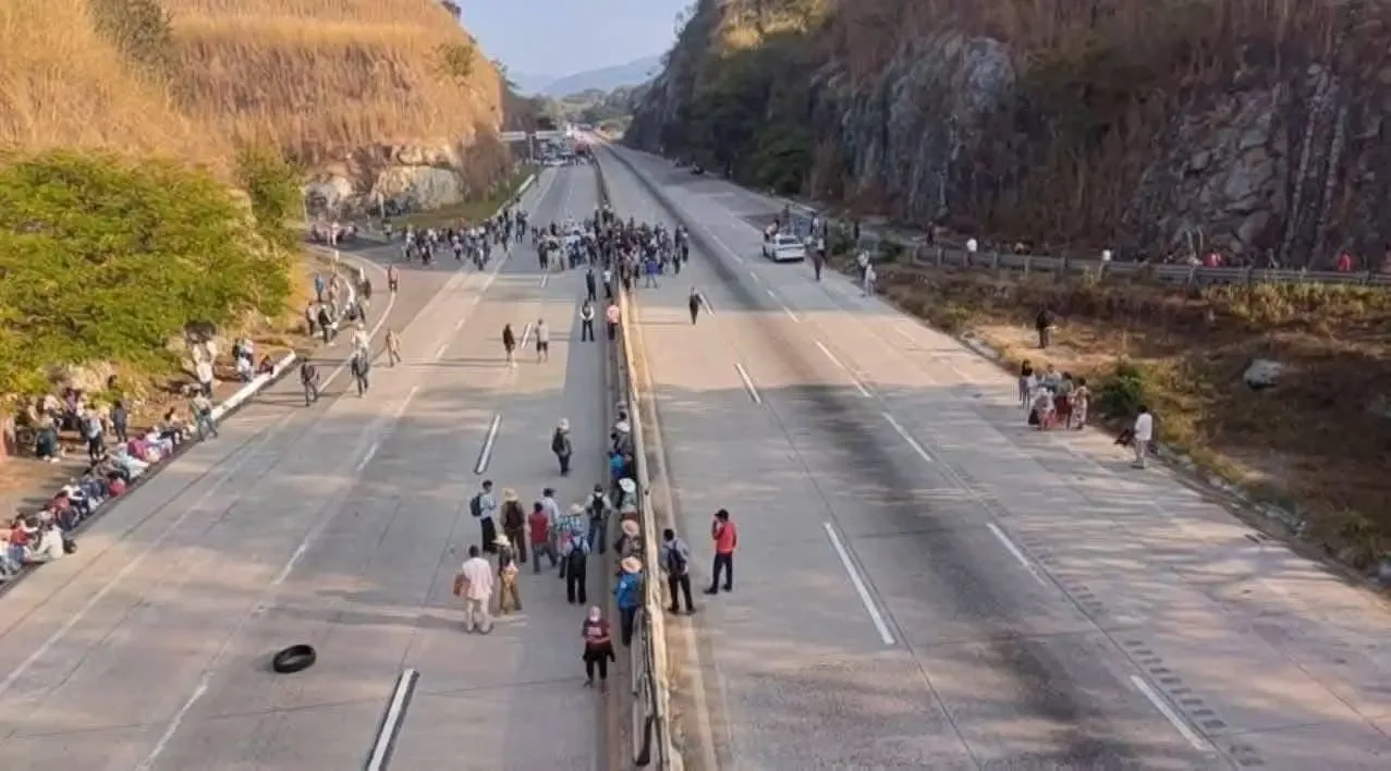 Posible bloqueo carretero en la Autopista del Sol en Guerrero.